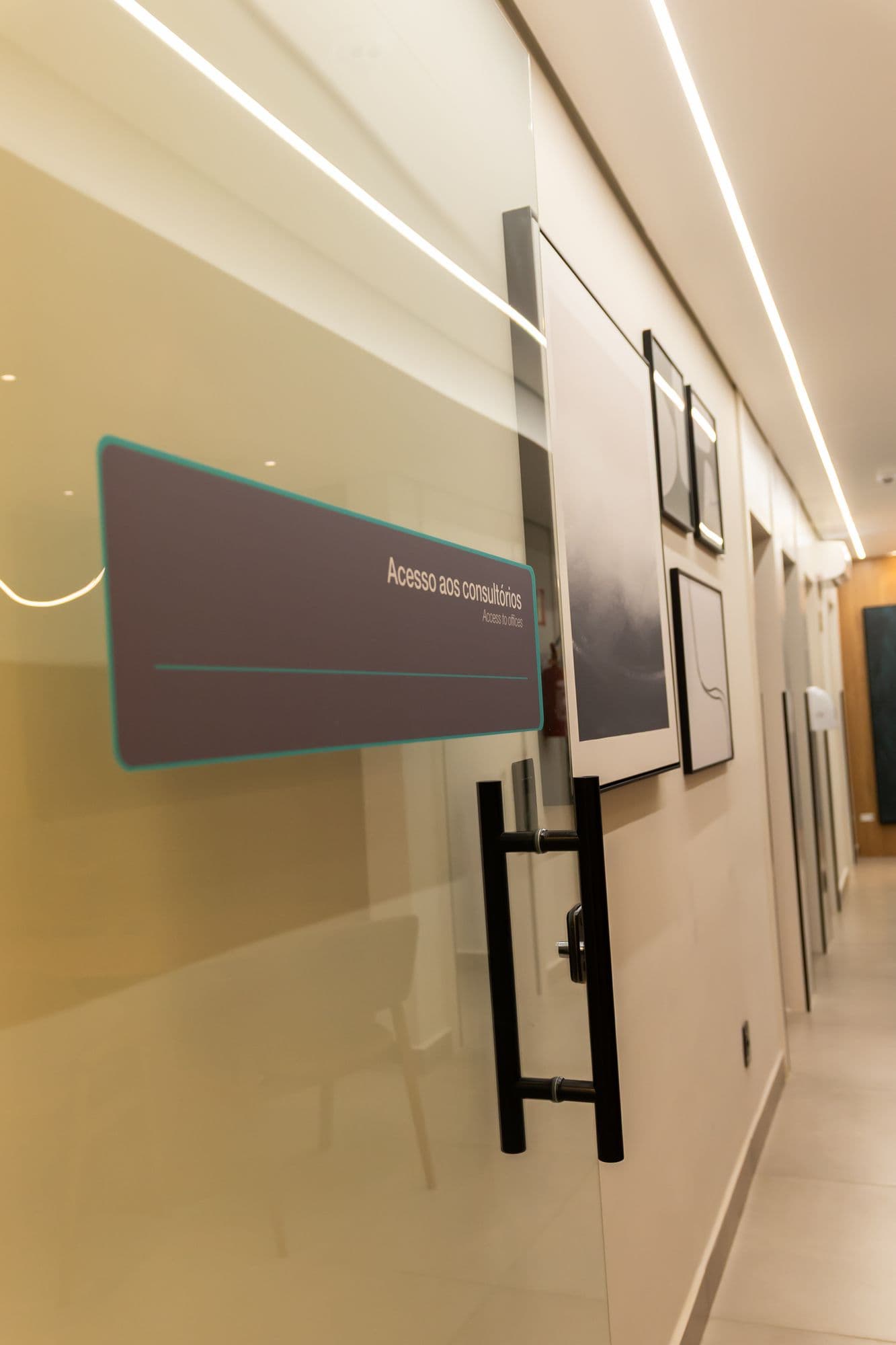 Corredor de acesso aos consultórios, com galeria de arte