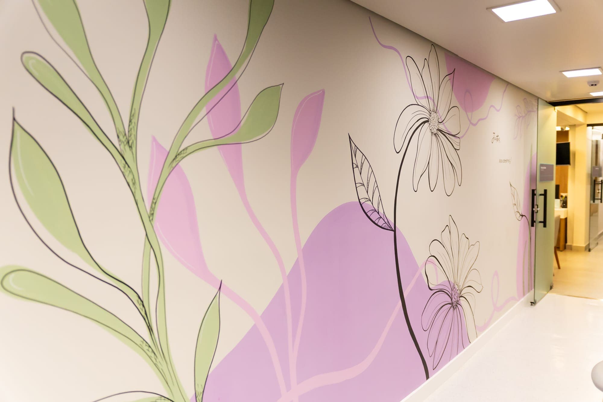 Corredor com mural floral