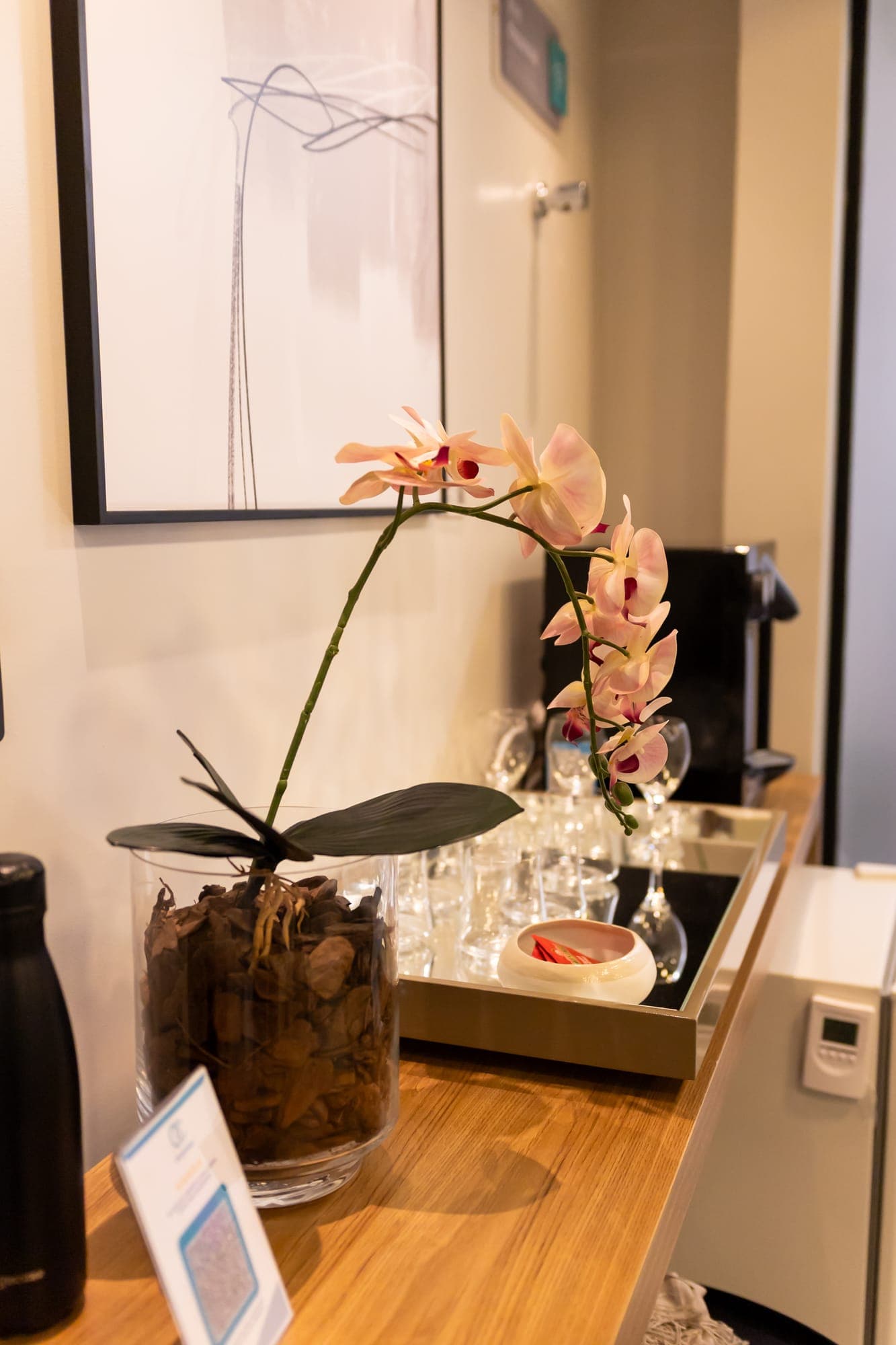 Detalhe da recepção com orquídea