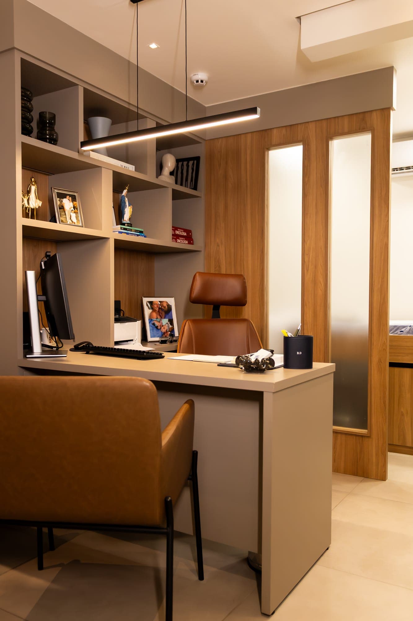 Consultório com estante decorada