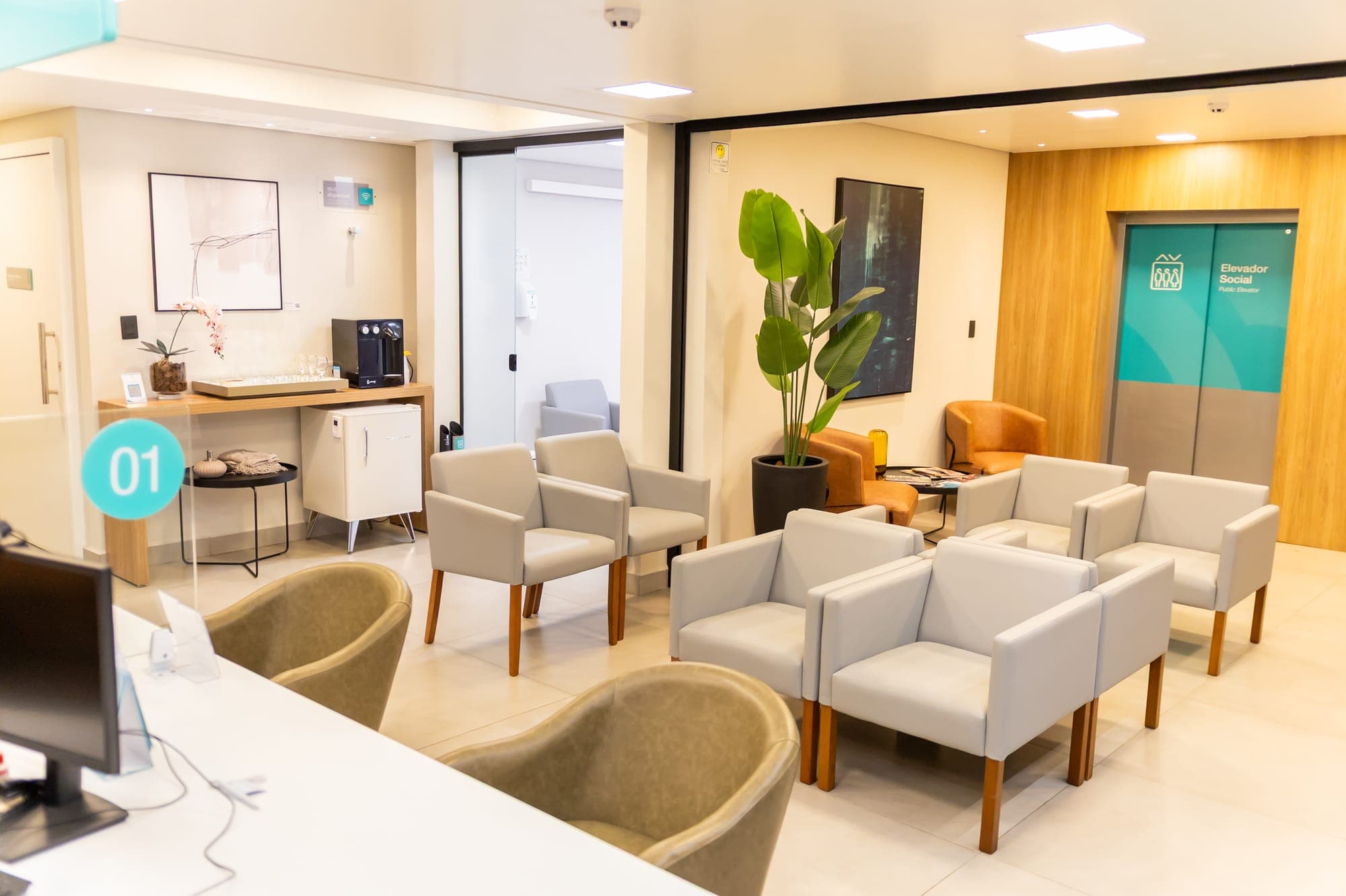 Ampla sala de espera da Oncoclínicas Uberaba
