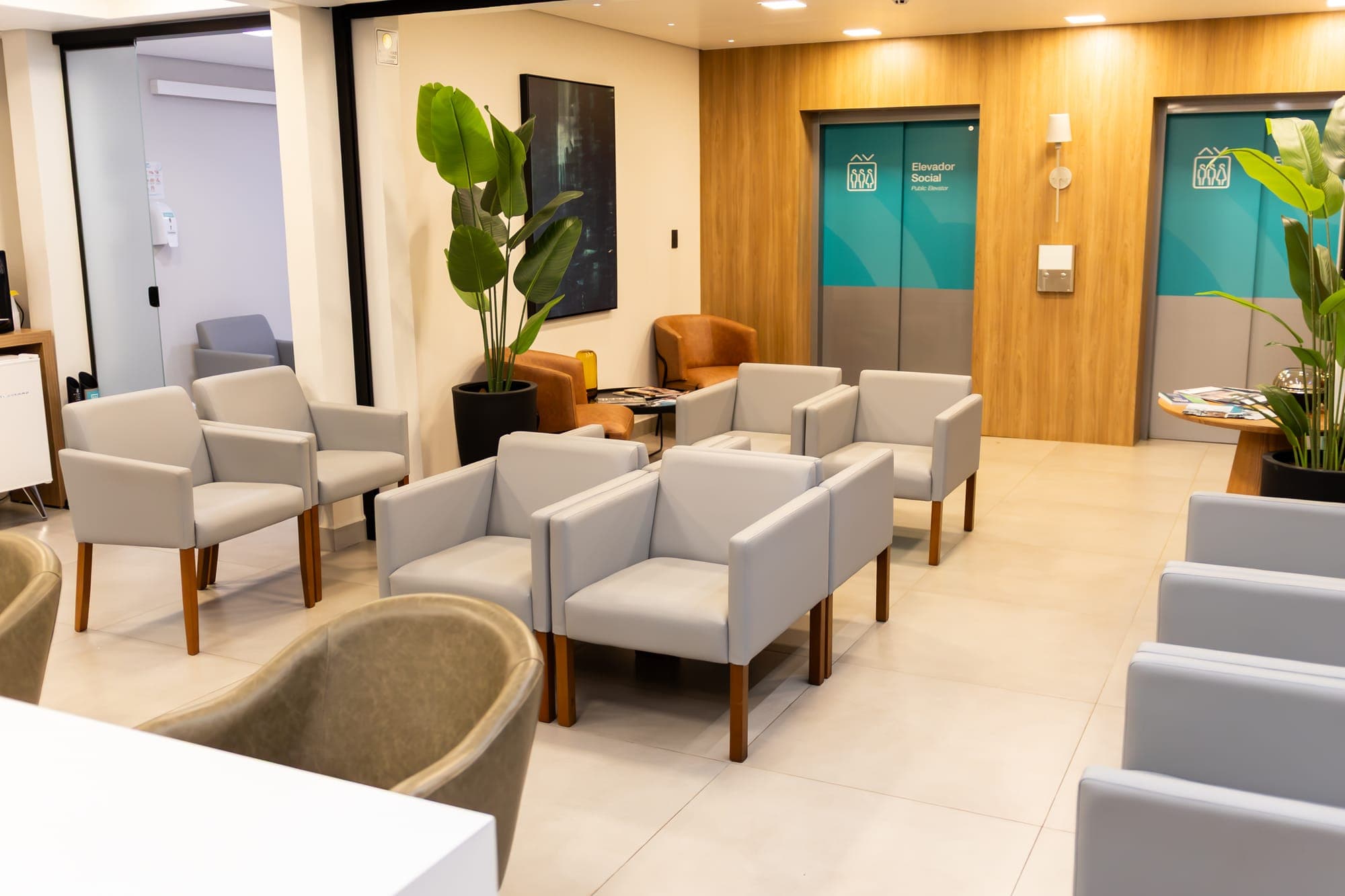 Sala de espera da Oncoclínicas Uberaba, junto aos elevadores