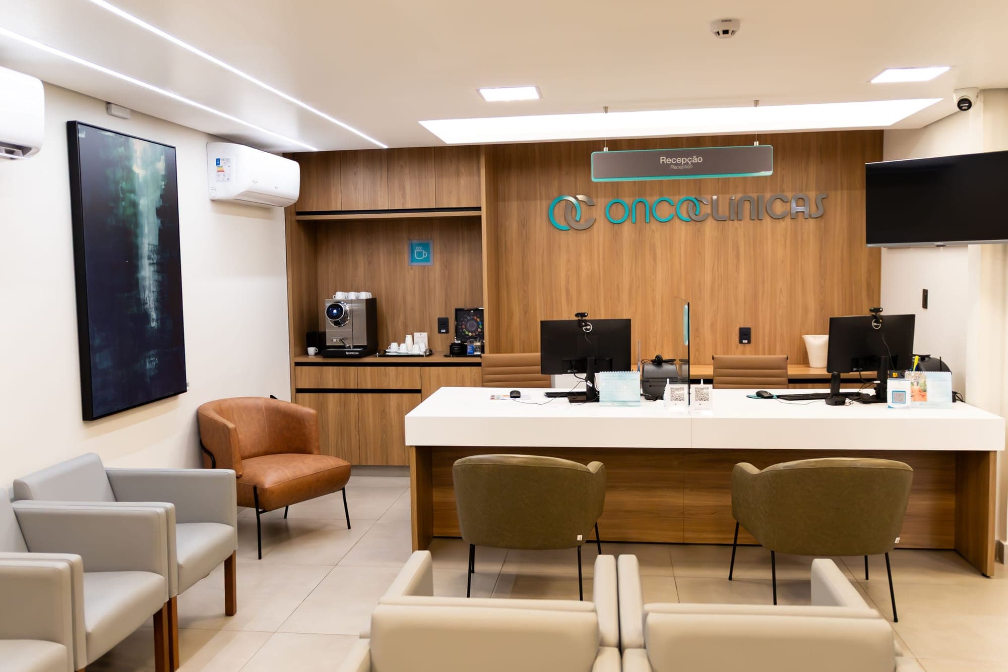 Recepção da Oncoclínicas Uberaba com atendimento acolhedor